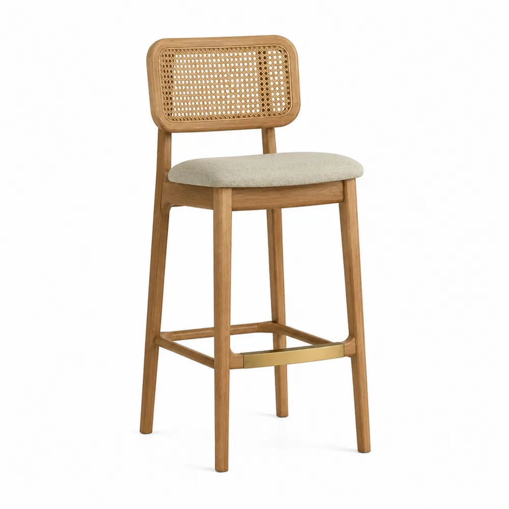 Chaise de bar 48 x 52 x 105 cm en bois d’hévéa naturel dossier cannage rotin et assise rembourrée polyester beige avec repose-pieds métal laiton