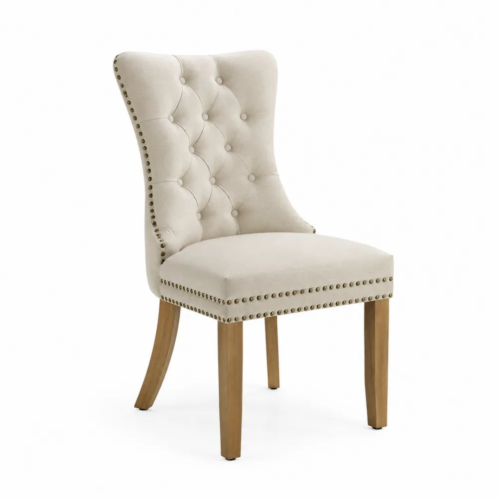 Chaise de salle à manger capitonnée dossier haut tissu beige pieds en bois naturel style clouté